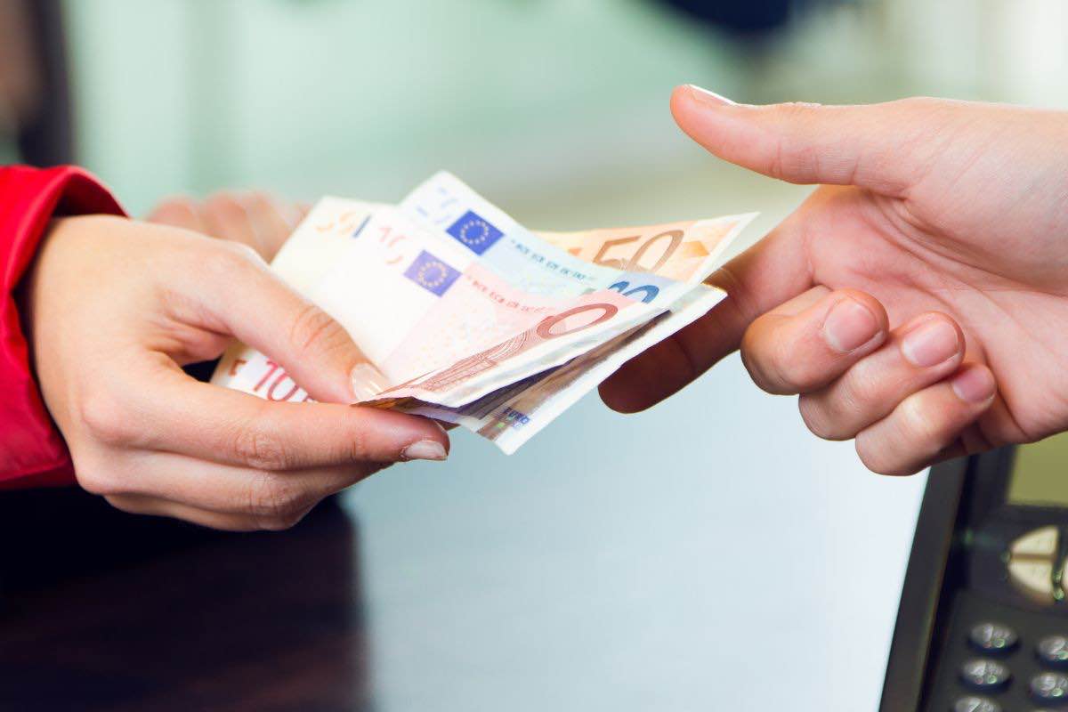 Persone che si scambiano delle banconote in Euro