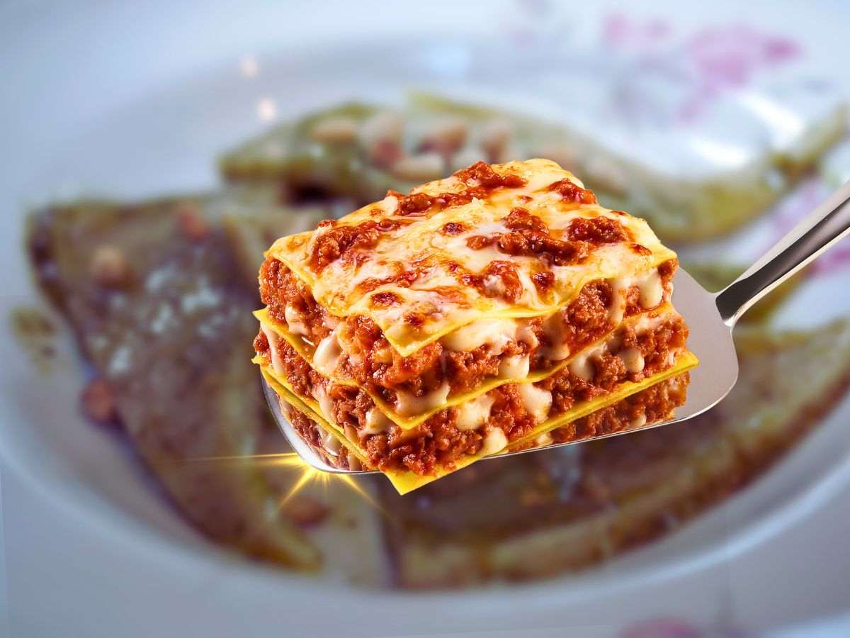 sfondo piatto e fetta di lasagna su paletta