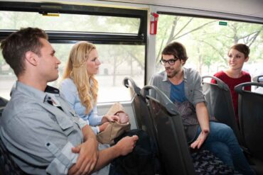 Persone in autobus