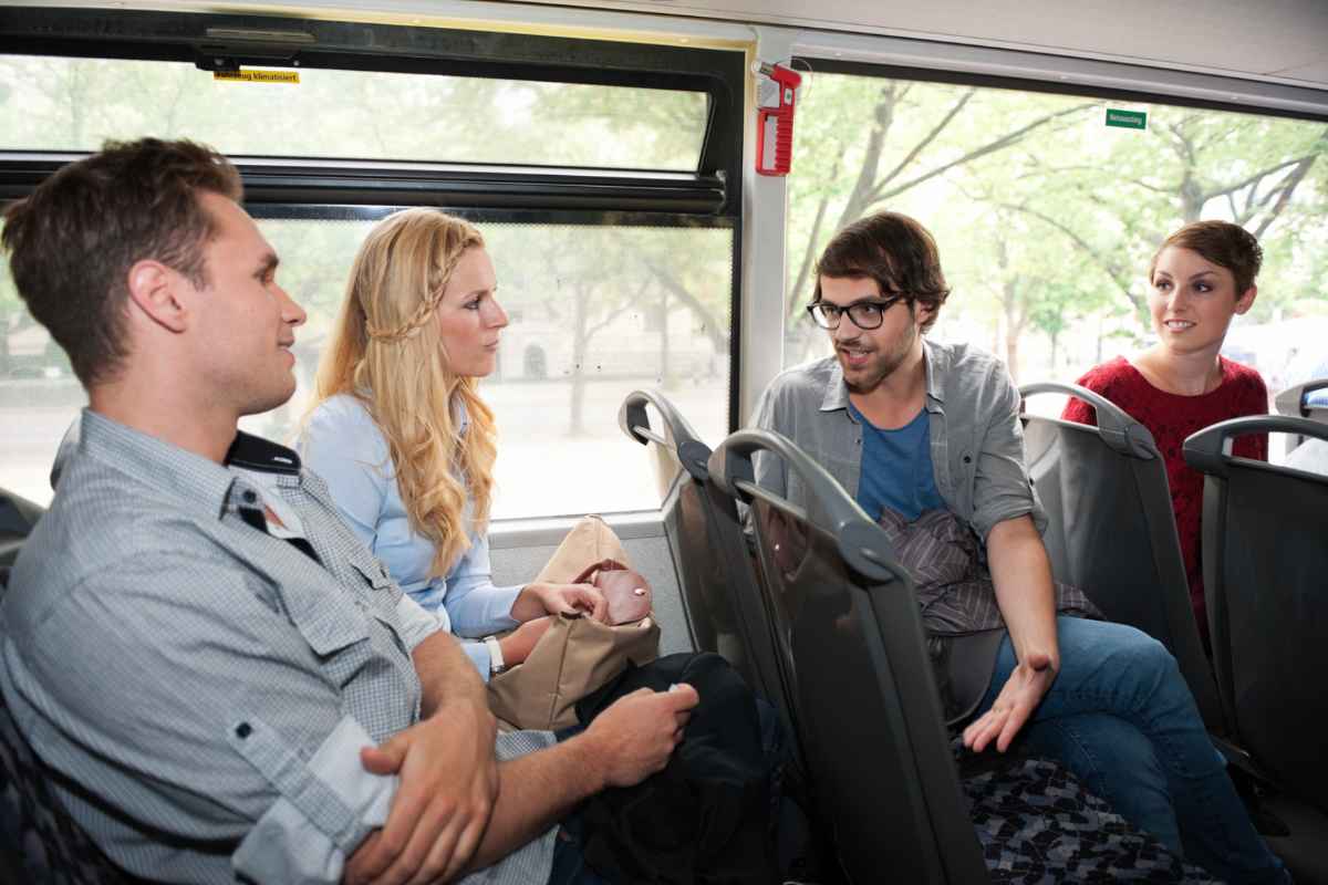 Persone in autobus