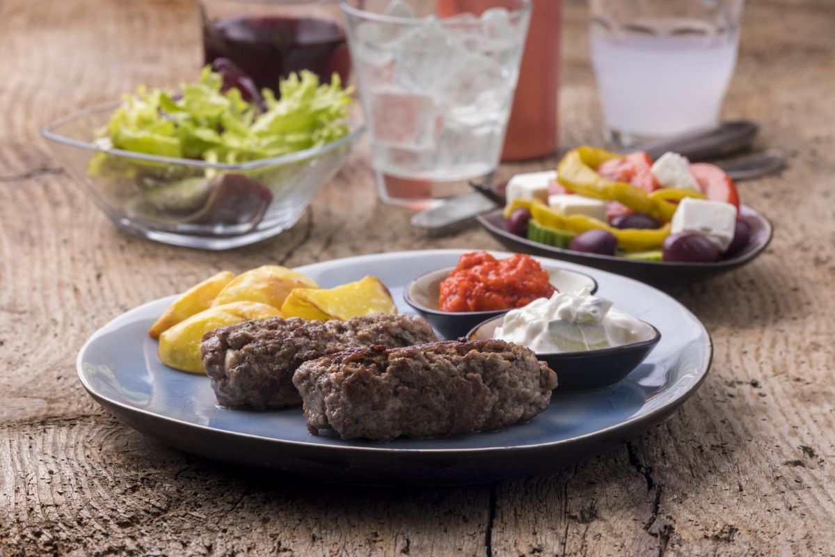 piatto con polpette greche
