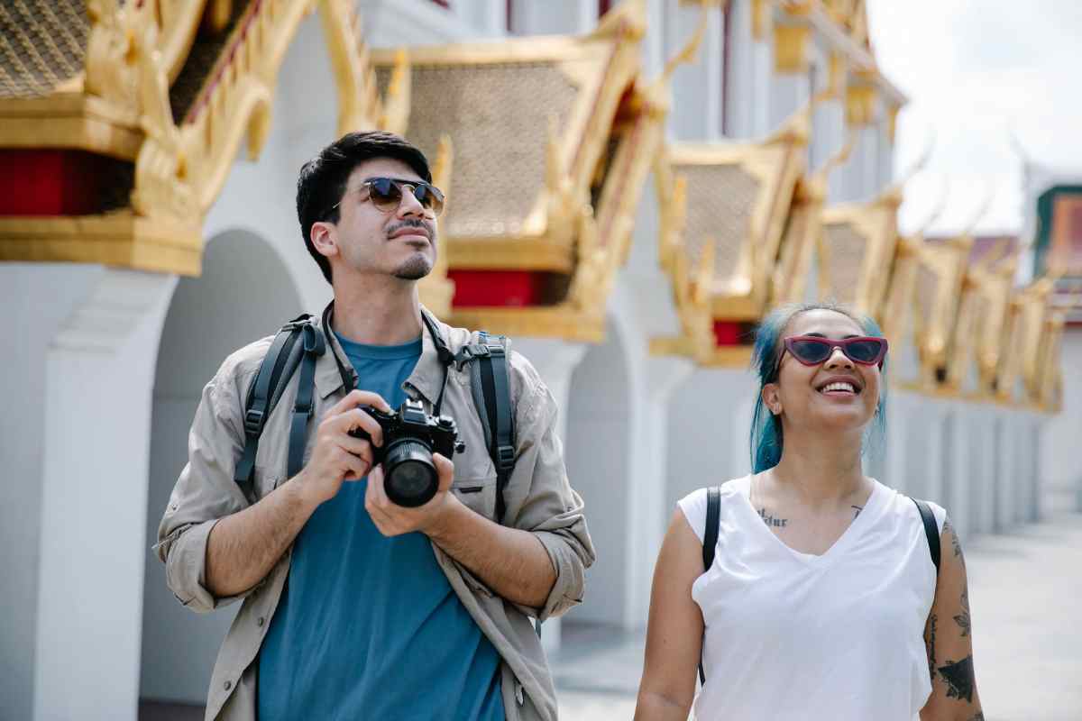 Due turisti con macchina fotografica