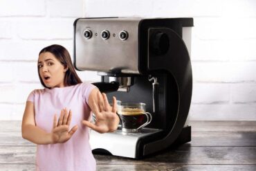 macchinetta del caffè espresso e donna spaventa