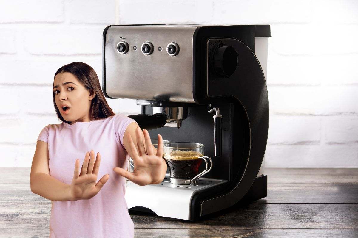 macchinetta del caffè espresso e donna spaventa