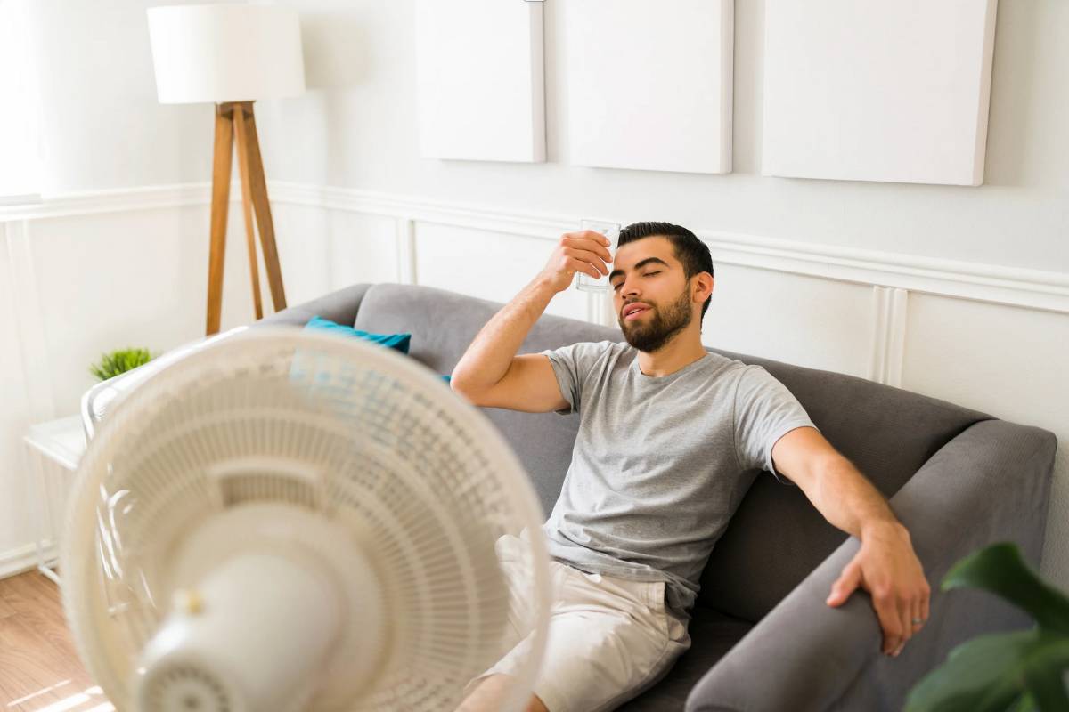 Uomo di fronte al ventilatore