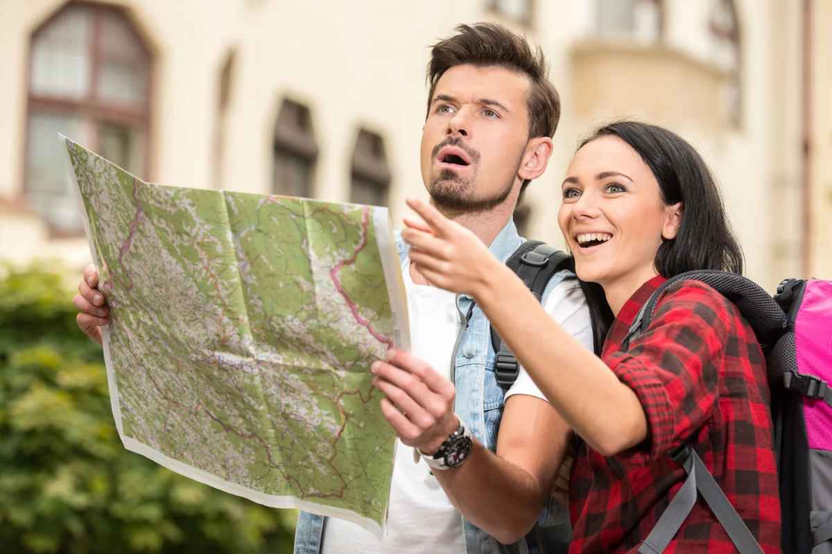 Un uomo e una donna con cartina in mano