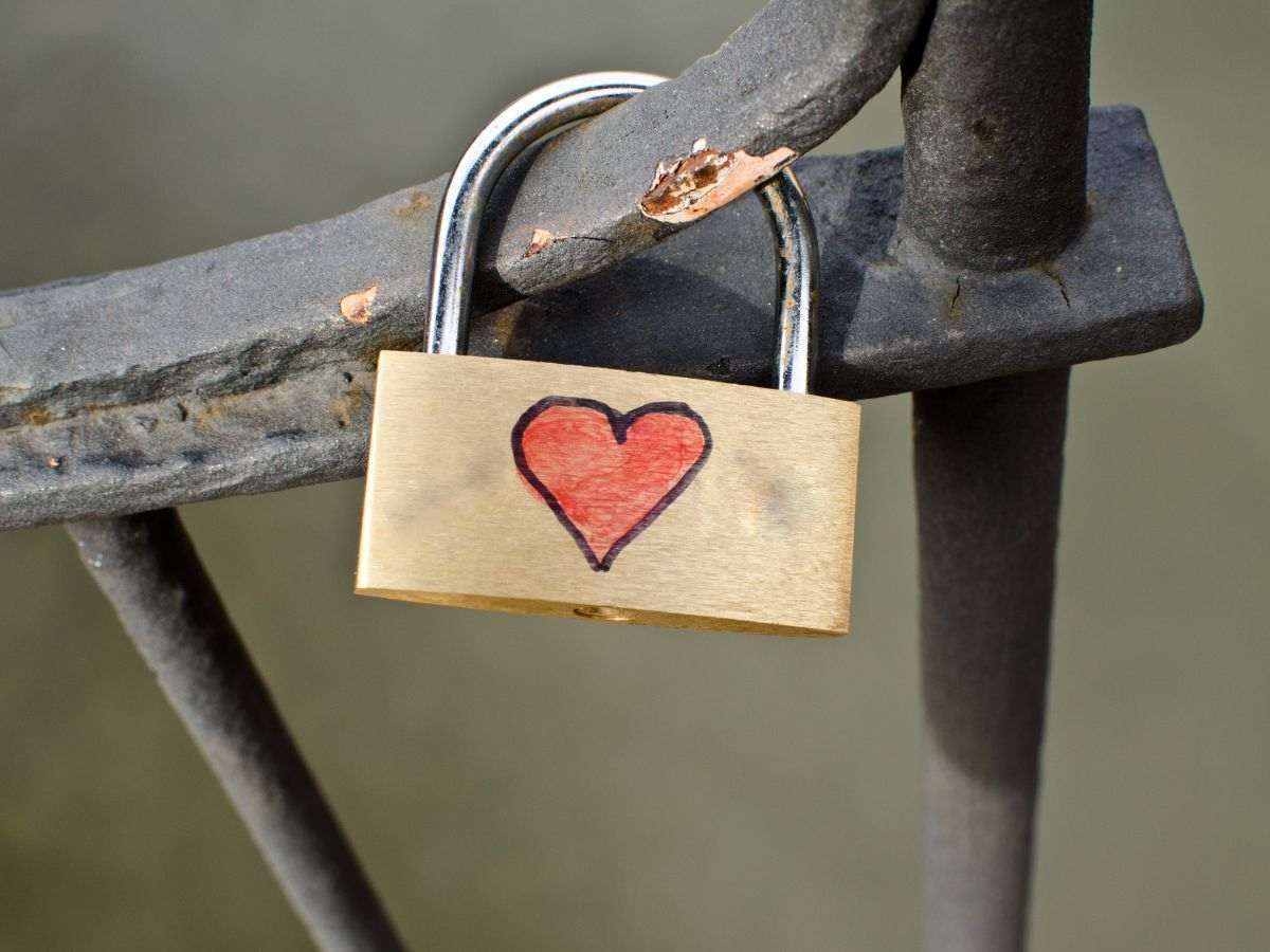 lucchetto con cuore disegnato