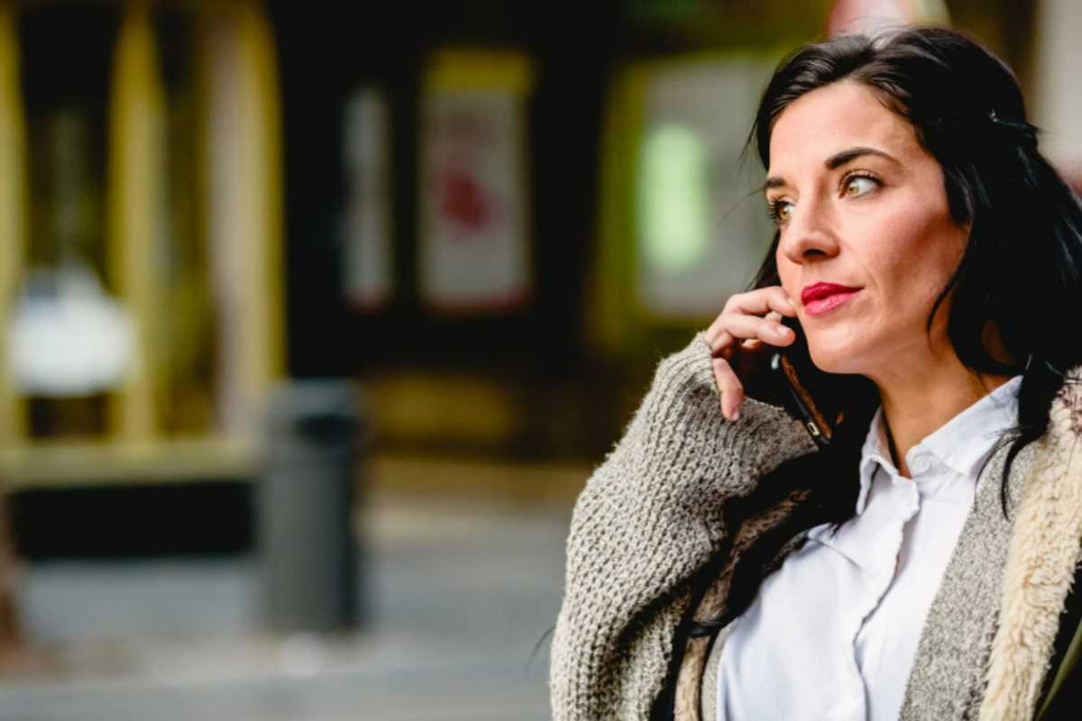 donna al cellulare