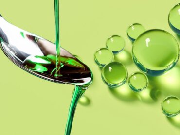 sfondo verde con bollicine e cucchiaio con liquido verde