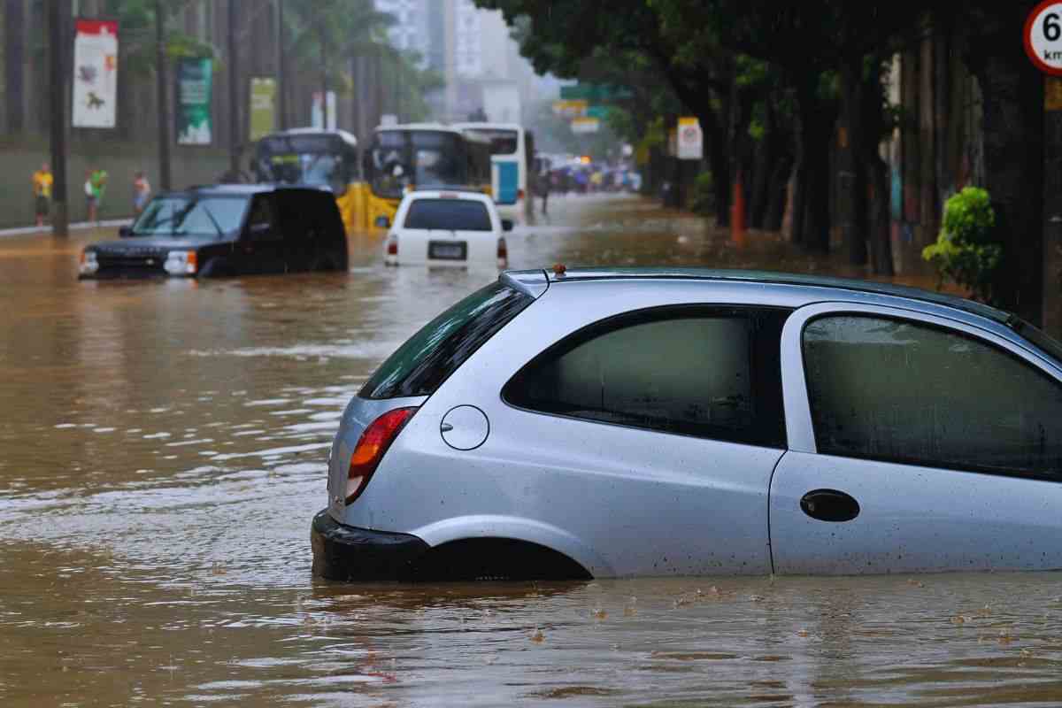effetti alluvione su una strada cittadina