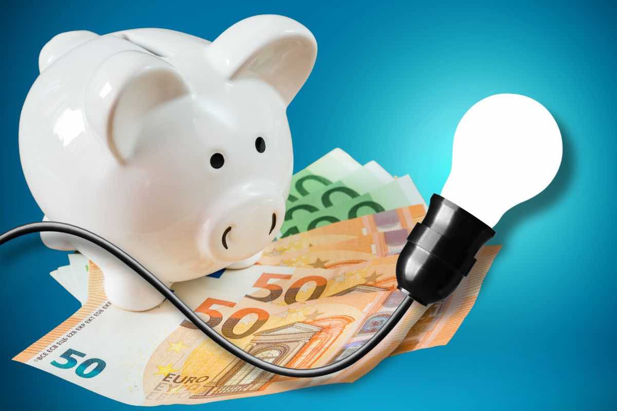 Salvadanaio banconote euro e lampadina