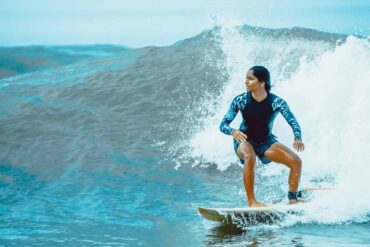 Donna surf in acqua