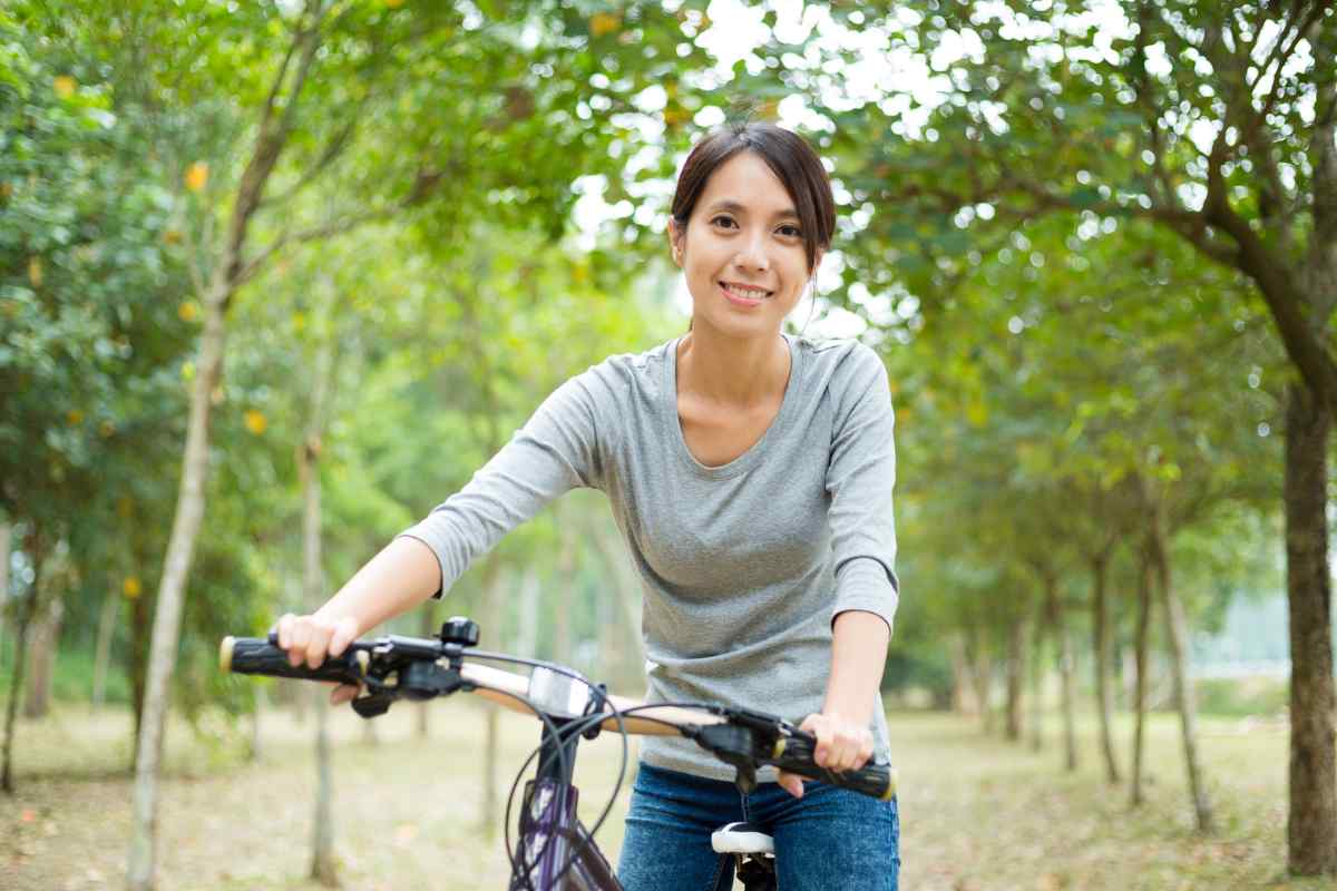 Donna che va in bicicletta