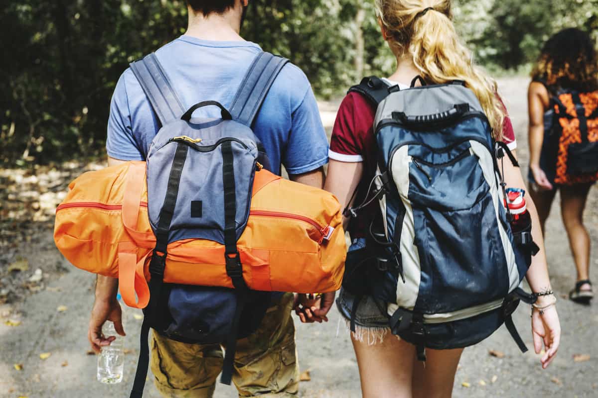 Ragazzi con in spalla lo zaino da montagna