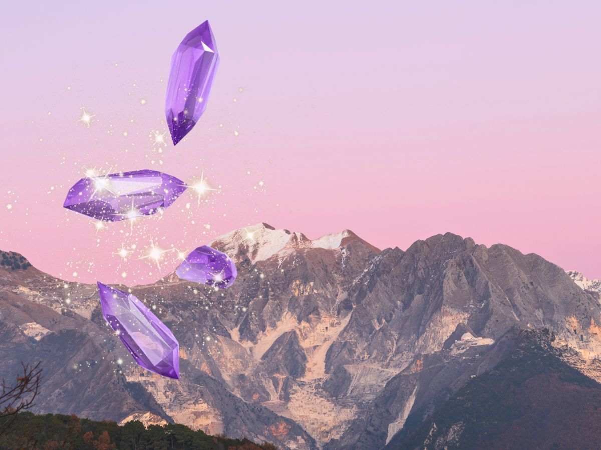 sfondo Alpi apuane e pietre gioiello viola