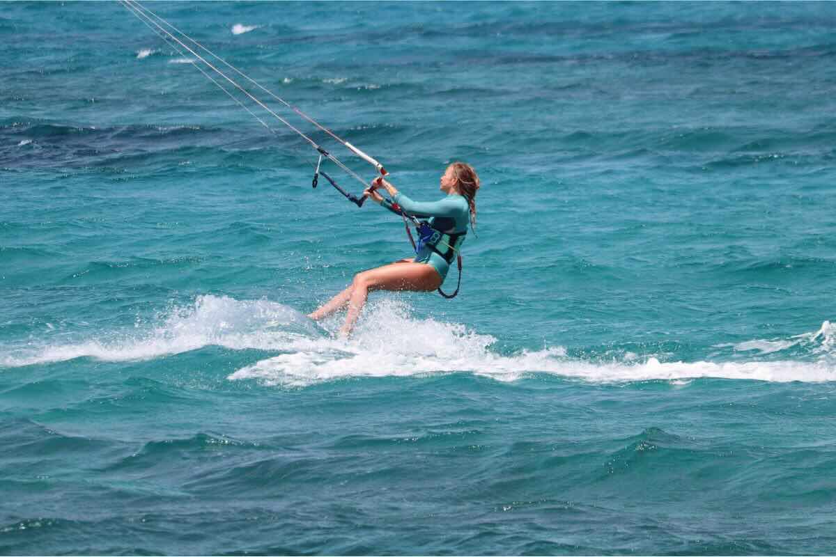 Ragazza fa kitesurf