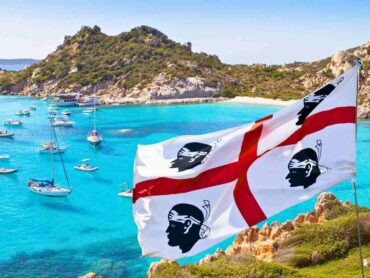 sfondo Sardegna mare e bandiera