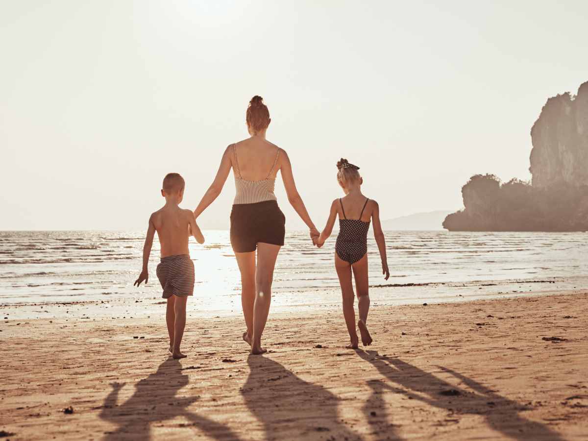 mamma in spiaggia con i figli