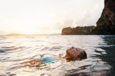 Donna che va il morto a galla in acqua