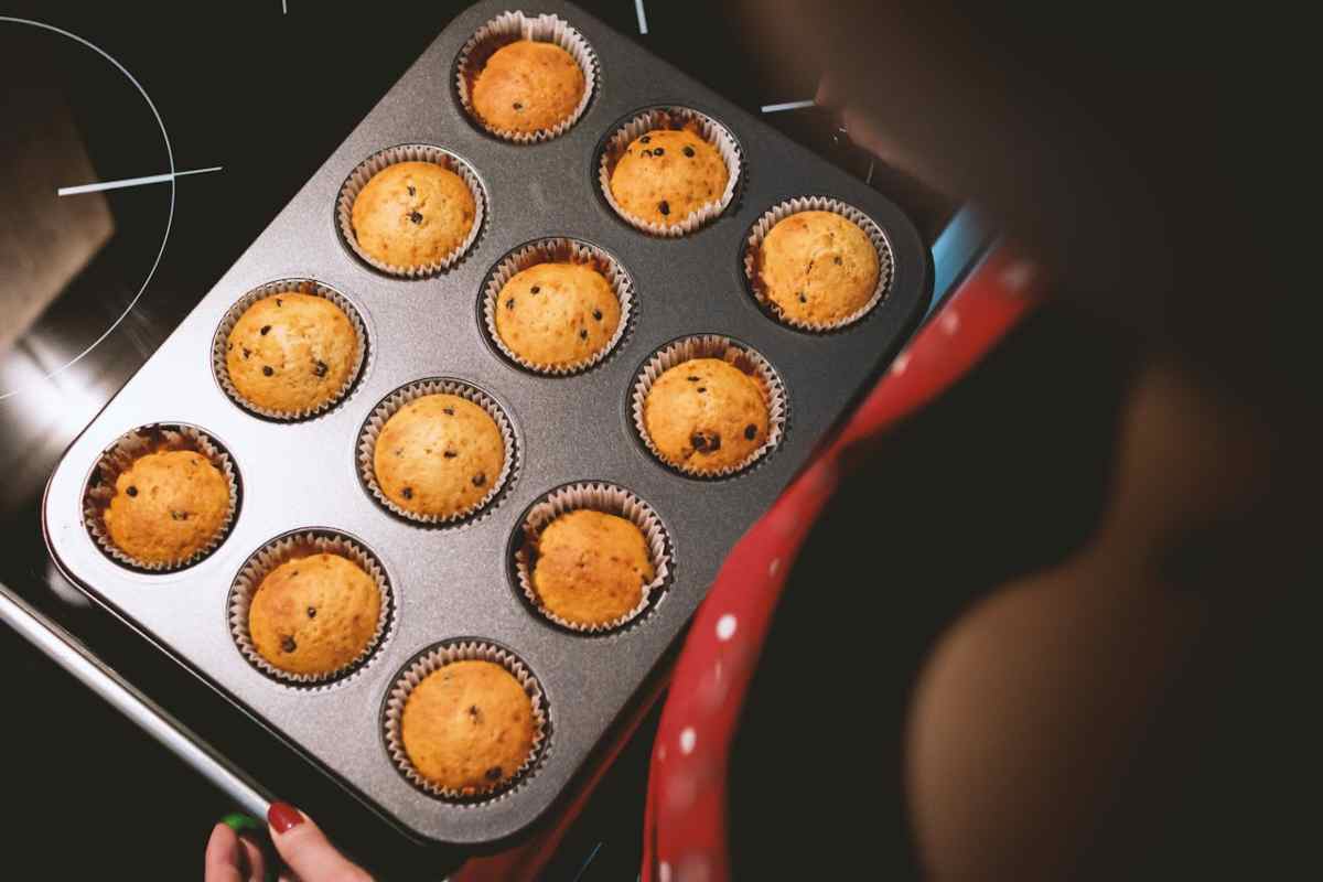 Teglia per muffin che viene infornata
