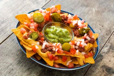 piatto di nachos con salse
