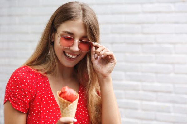 Ragazza sorridente con cono gelato in mano