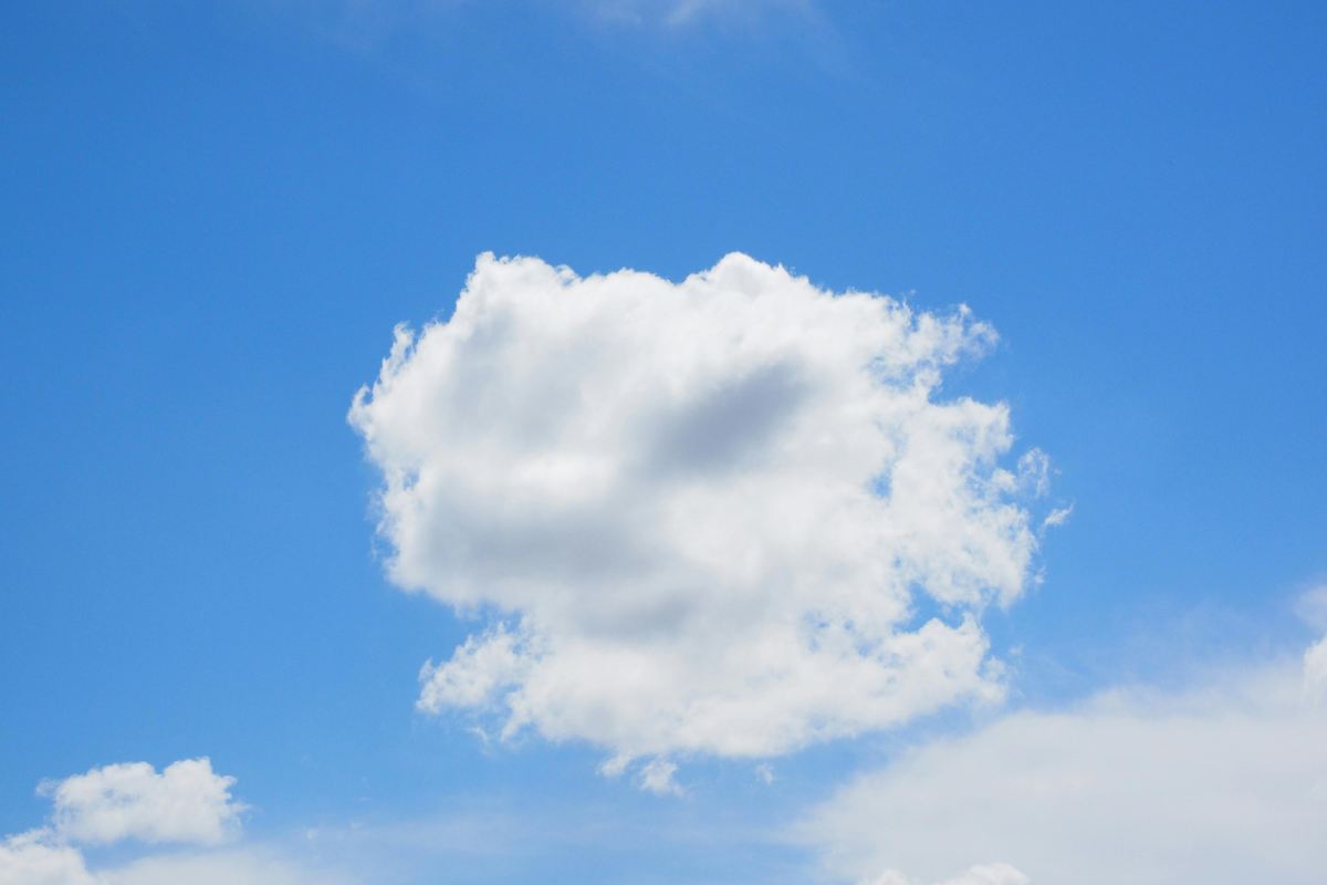 Una nuvola nel cielo limpido