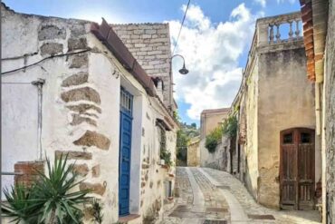 Vie e case del borgo di Orotelli in Sardegna