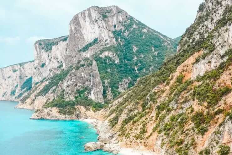 Vista su alture e mare
