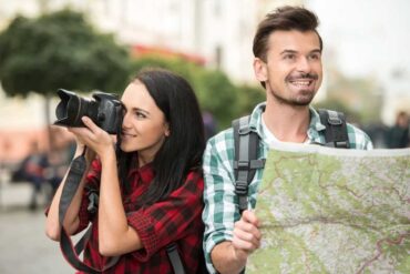 Due turisti con macchina fotografica e cartina