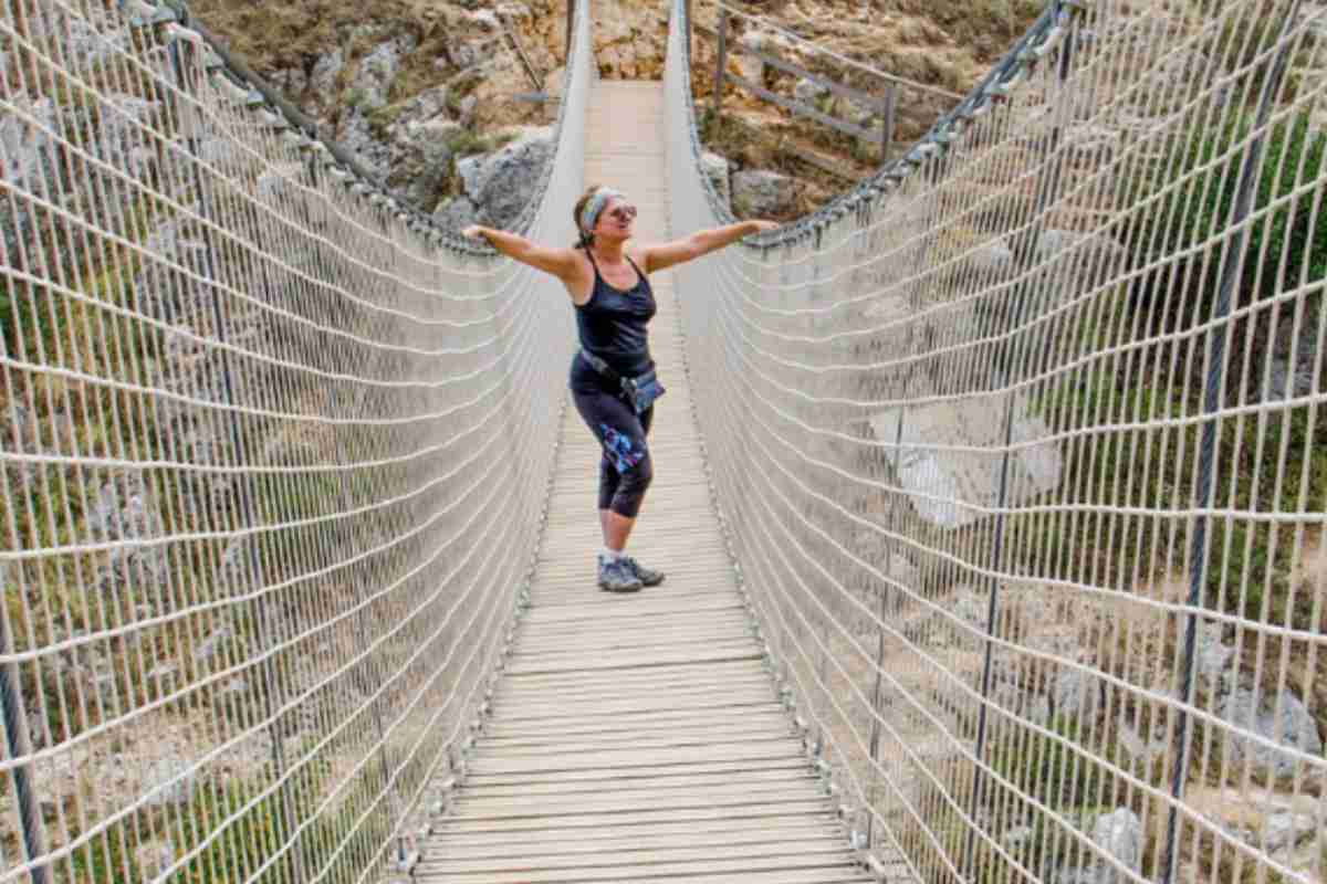 Donna sul ponte tibetano
