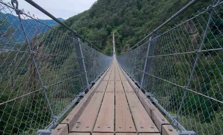 Ponte tibetano con assi in legno