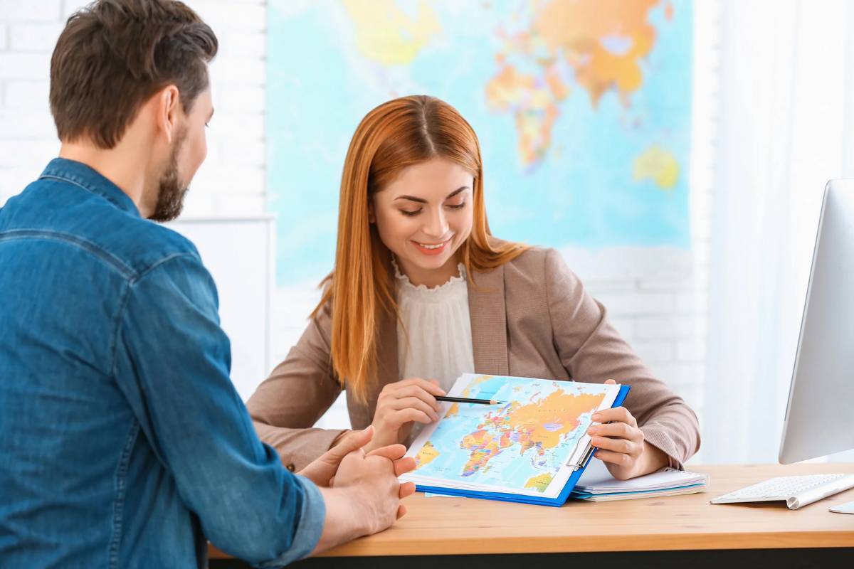 Donna con cartina geografica e un uomo vestito elegante