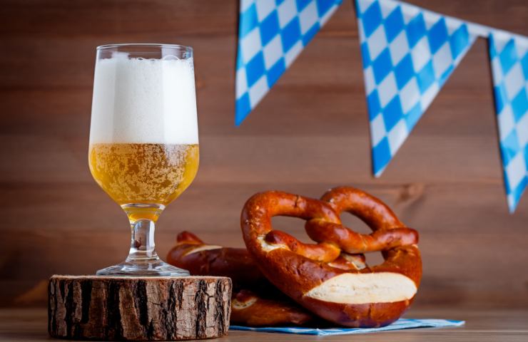una boccale di birra e un pbetzel