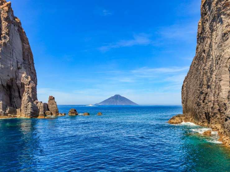 mare Sicilia con effetto Fata Morgana 