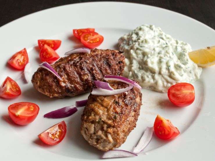 piatto con bifteki e crema di formaggio