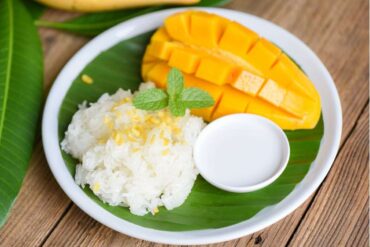 piatto con dessert tailandese fatto con mango e riso