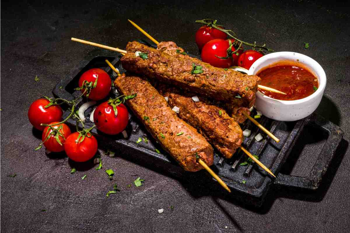 piatto con spiedini di carne