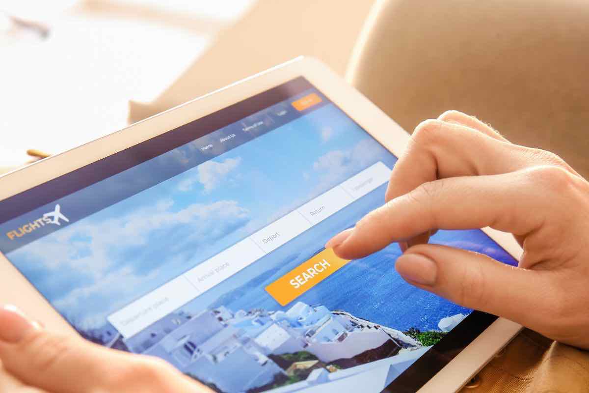 Tablet e sito web prenotazione aereo