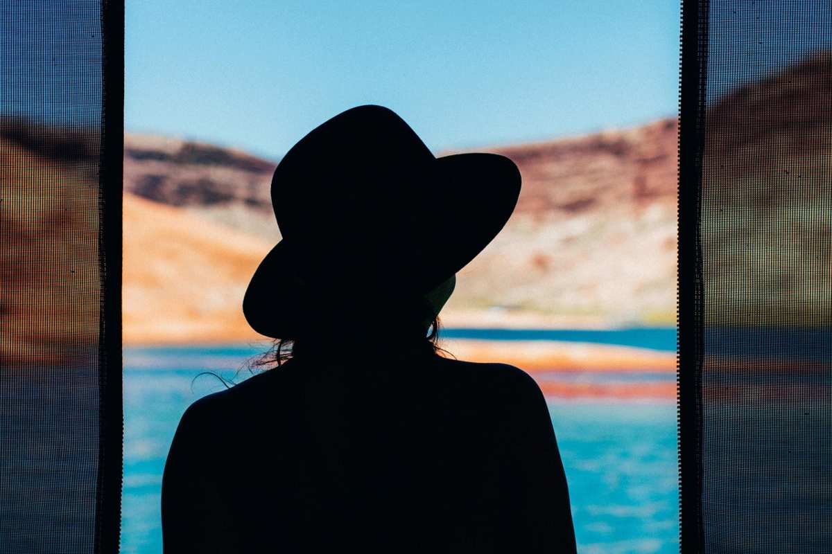 donna che guarda il mare dalla finestra
