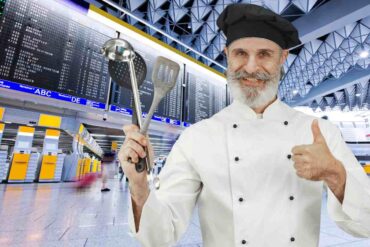 Chef in primo piano davanti ai check in Aeroporto