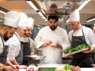 antonino cannavacciuolo con il suo staff