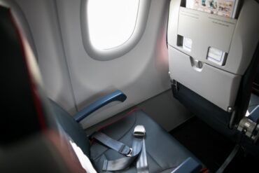sedili e cinture di sicurezza in aereo