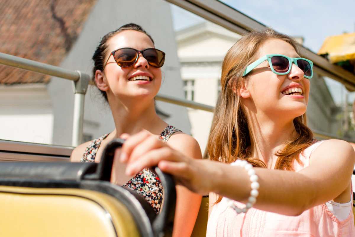 Due ragazze sul pullman