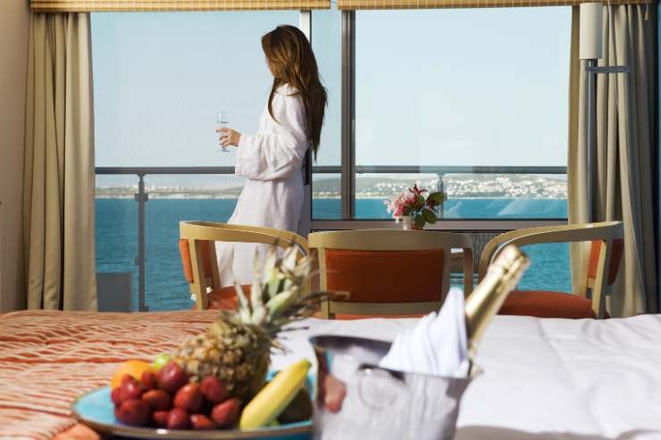 donna di spalle nella camera di un hotel