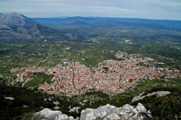 veduta del borgo di dorgali in sardegna