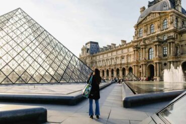 Ragazza all'ingresso del museo del Louvre
