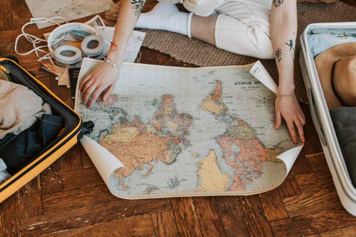 Ragazza che guarda una mappa