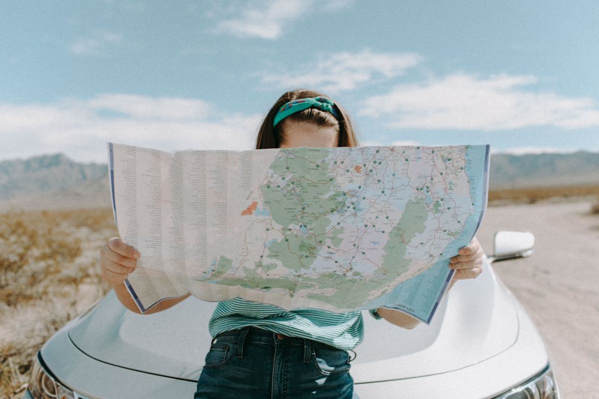 Ragazza con mappa