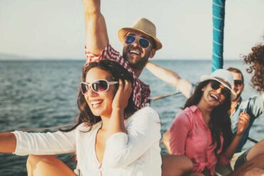 Persone sorridenti in barca